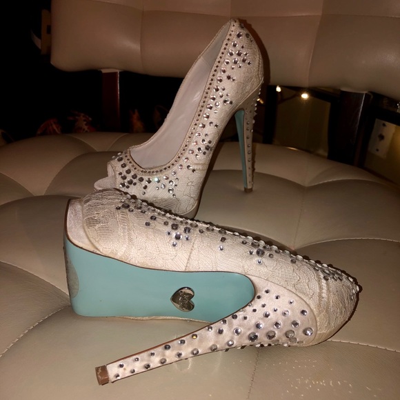 GORGEOUS White Heels NEW NEVER WORN - Picture 2 of 6